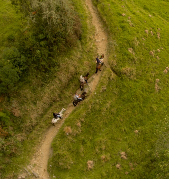 Cabalgata entre montañas